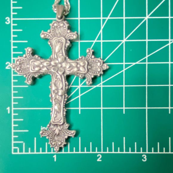Pendant Necklace Ornate Pewter Cross Silver Tone Spiral Chain - Picture 8 of 8